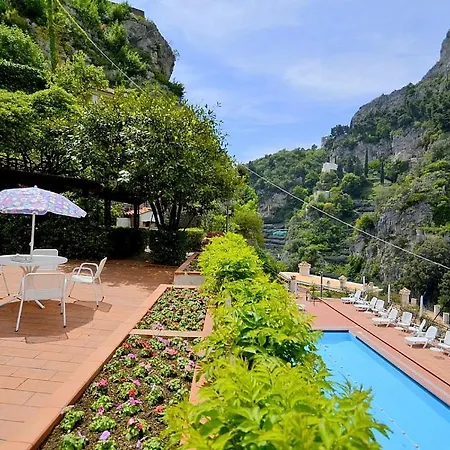 Sleeps 5 Pool Air Con Ravello
